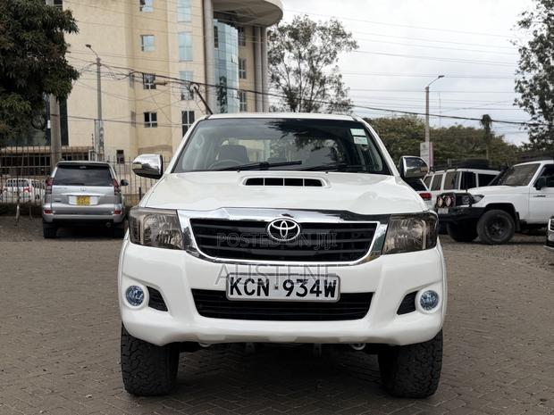Toyota Hilux 2013 White