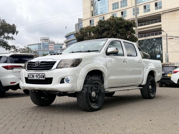 Toyota Hilux 2013 White