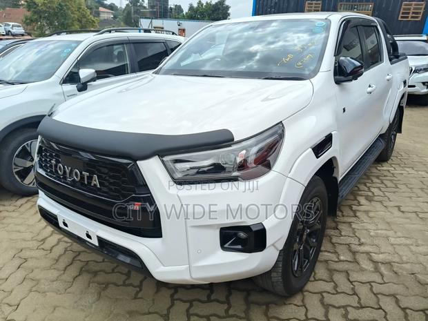 Toyota Hilux 2023 White