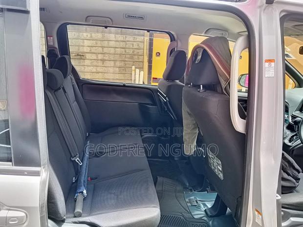 Toyota Voxy 2018 Silver