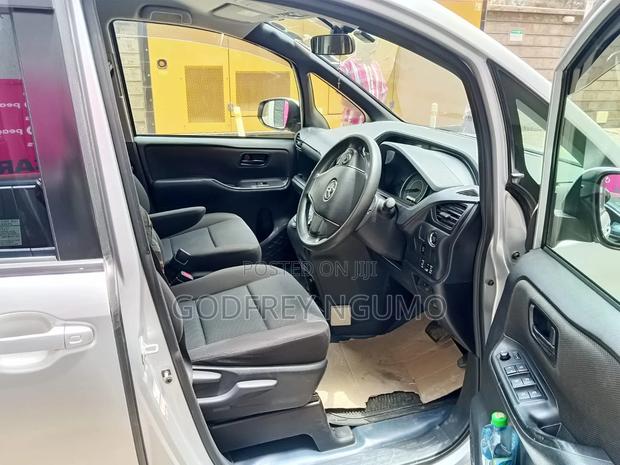 Toyota Voxy 2018 Silver