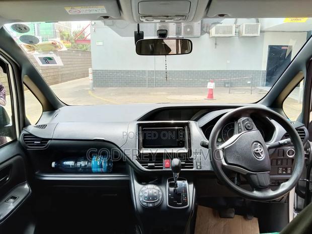 Toyota Voxy 2018 Silver