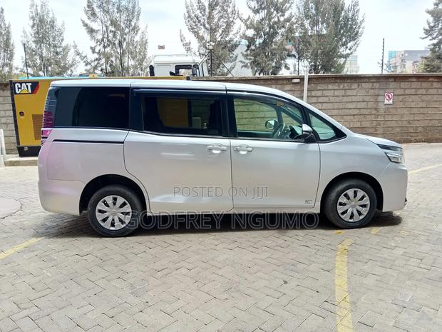 Toyota Voxy 2018 Silver