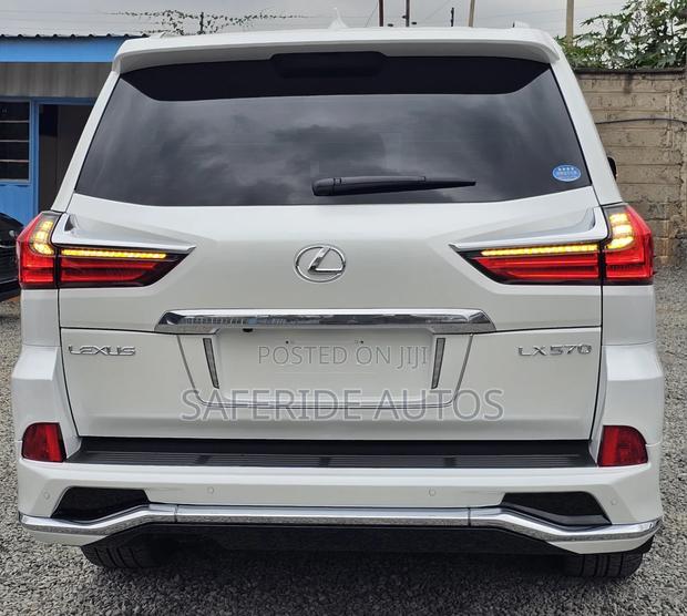 Lexus LX 570 AWD 2019 White