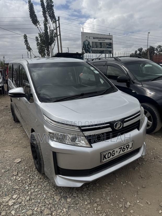 Toyota Voxy V 2WD 8-Seater 2015 Silver