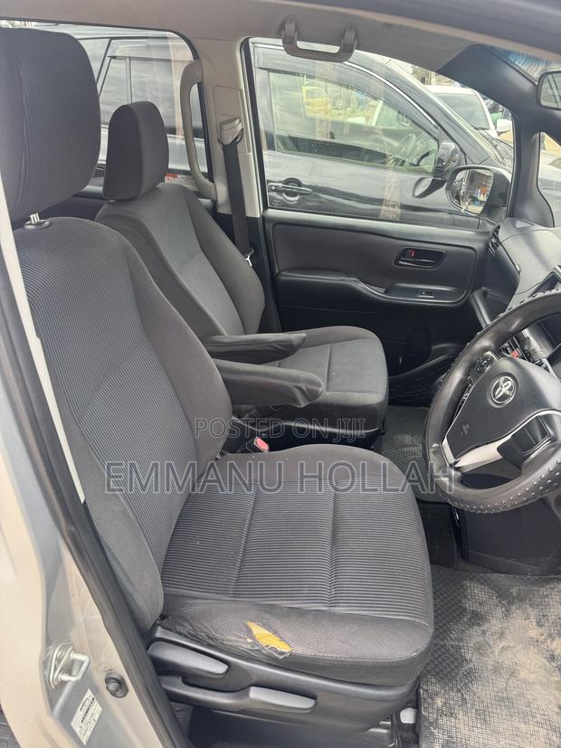 Toyota Voxy V 2WD 8-Seater 2015 Silver