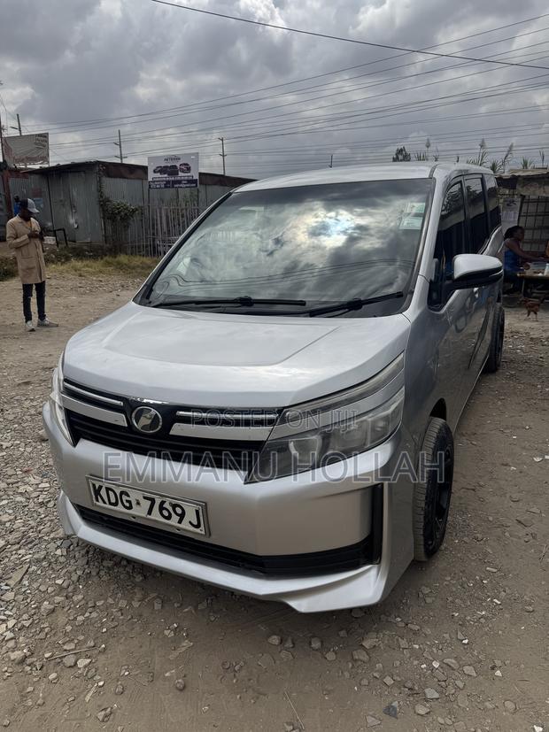 Toyota Voxy V 2WD 8-Seater 2015 Silver