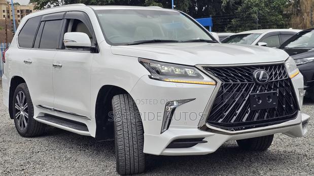 Lexus LX 570 AWD 2019 White