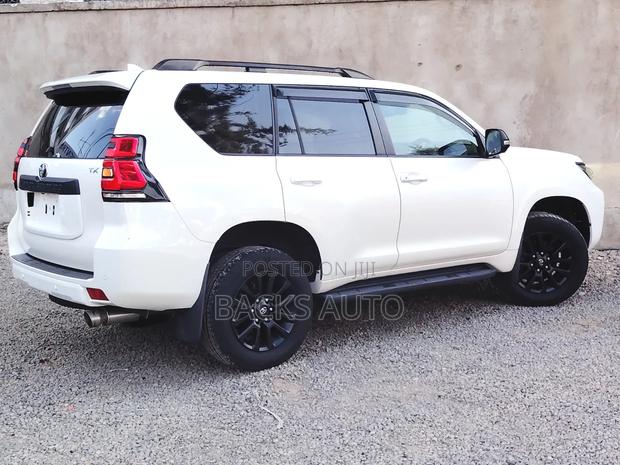 Toyota Land Cruiser Prado 2.8 2022 White