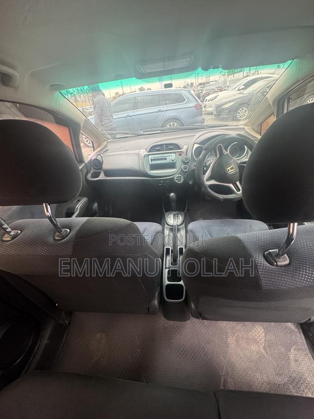 Honda Fit Automatic 2011 Silver