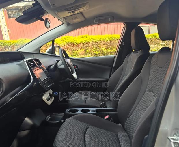 Toyota Prius 4dr Hatchback (1.8L 4cyl gas/electric hybrid CVT) 2016