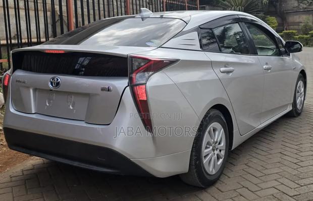 Toyota Prius 4dr Hatchback (1.8L 4cyl gas/electric hybrid CVT) 2016