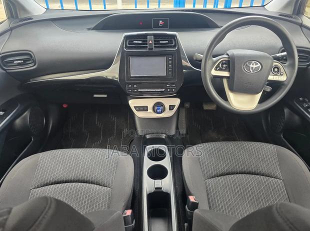 Toyota Prius 4dr Hatchback (1.8L 4cyl gas/electric hybrid CVT) 2016