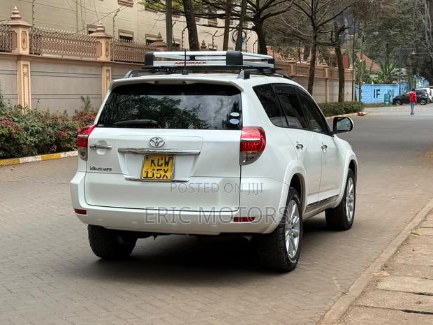 Toyota Vanguard 2012 White
