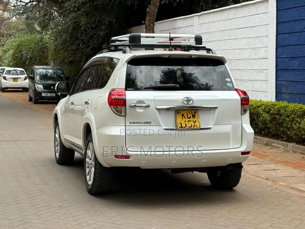 Toyota Vanguard 2012 White