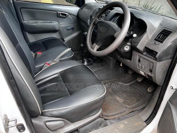 Toyota Hilux 2010 White
