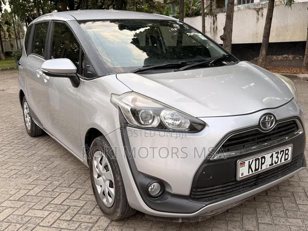 Toyota Sienta 2016 Silver