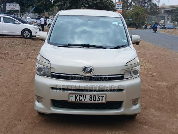 Toyota Noah 2.0 143hp FWD (7 Seater) 2012 Gold
