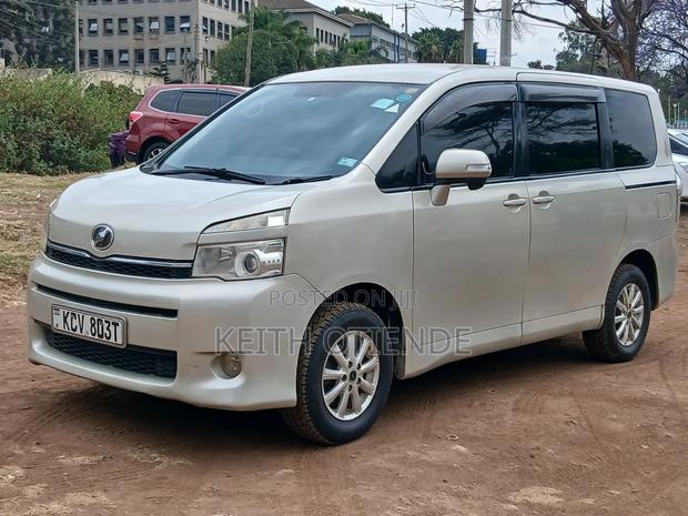 Toyota Noah 2.0 143hp FWD (7 Seater) 2012 Gold
