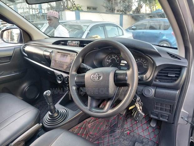 Toyota Hilux 2019 Silver