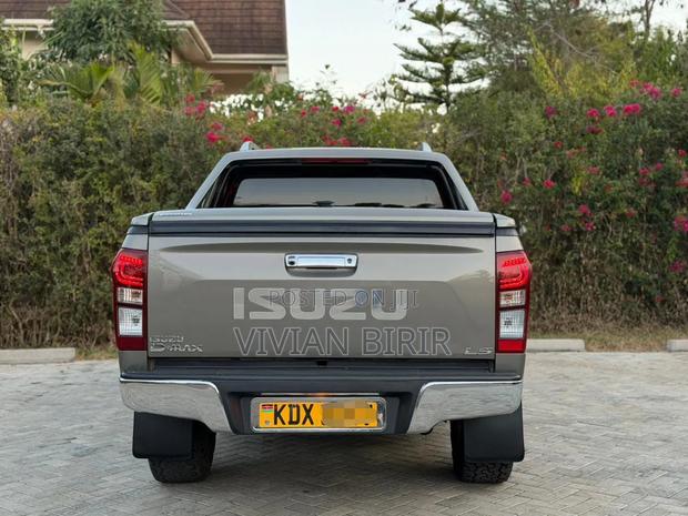 Isuzu D-MAX 2023 Gray