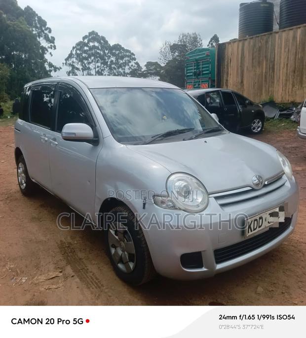 Toyota Sienta 2014 Silver