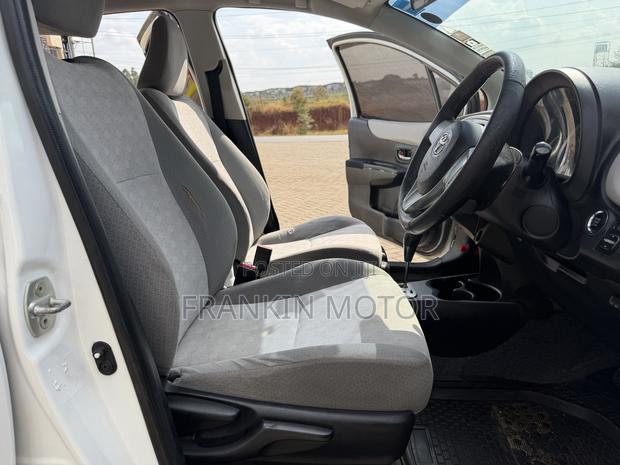 Toyota Vitz 1.3 FWD 5dr 2012 White