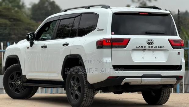Toyota Land Cruiser LC300 2023 White