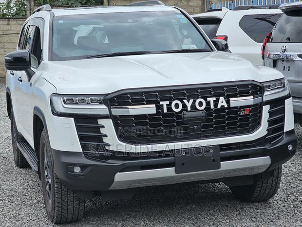 Toyota Land Cruiser LC300 2023 White