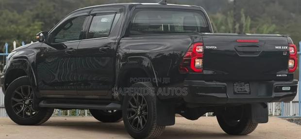 Toyota Hilux 2021 Black