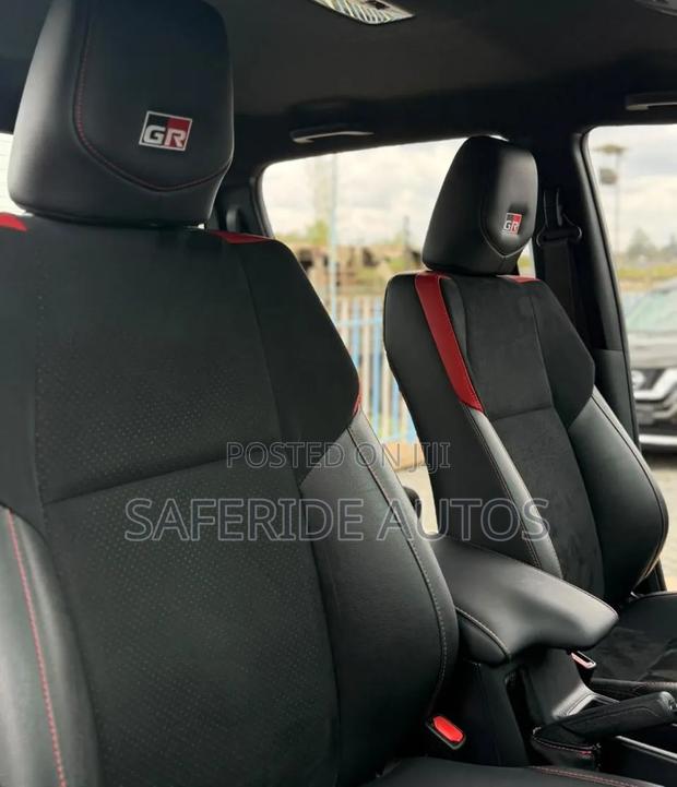 Toyota Hilux 2021 Black