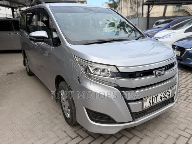 Toyota Noah 2017 Silver