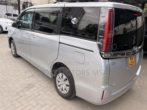 Toyota Noah 2017 Silver