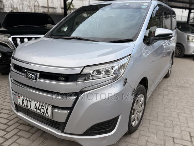 Toyota Noah 2017 Silver