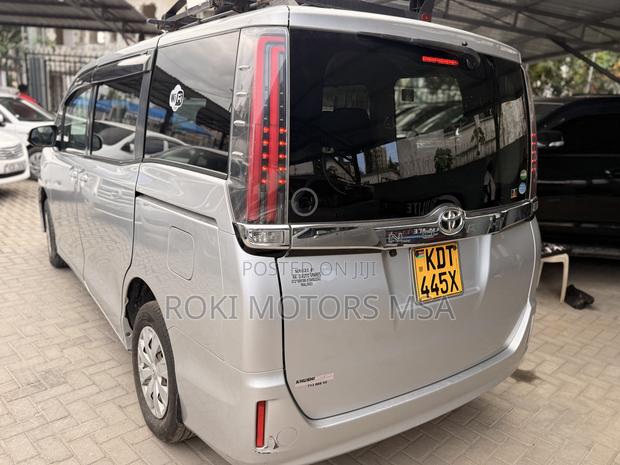 Toyota Noah 2017 Silver