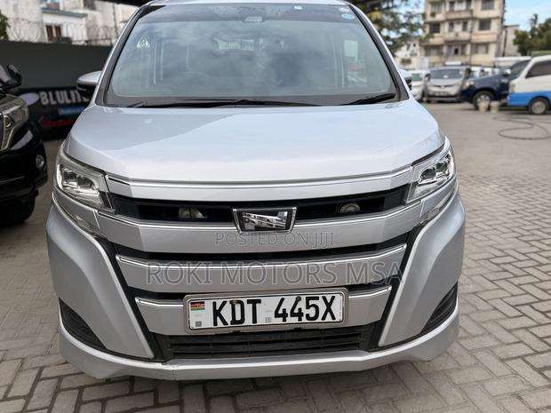 Toyota Noah 2017 Silver