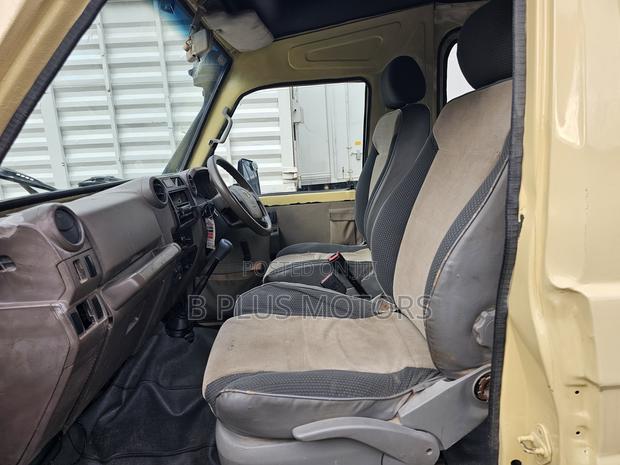 Toyota Land Cruiser 2001 Gold