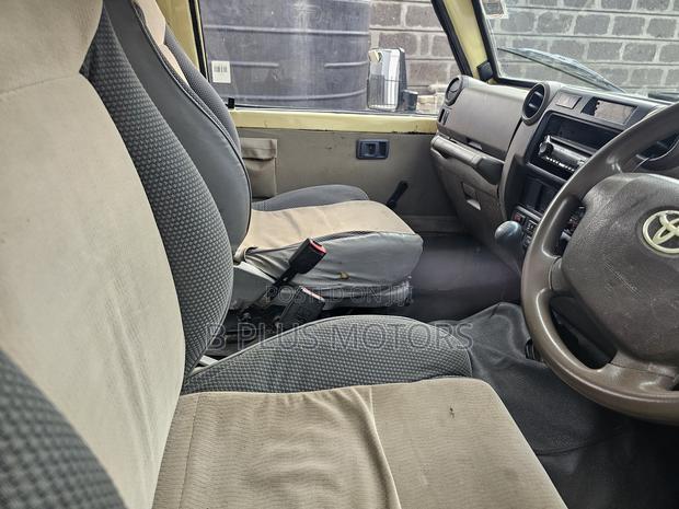 Toyota Land Cruiser 2001 Gold