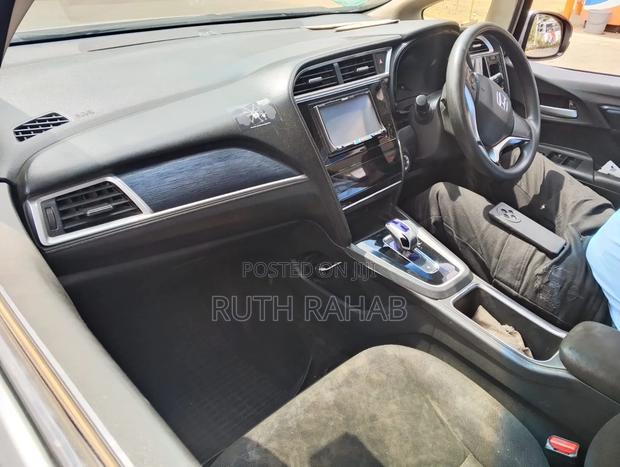 Honda Fit Shuttle 2017 Silver