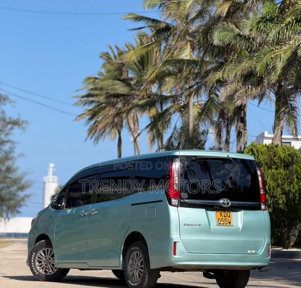 Toyota Esquire 2017 Green