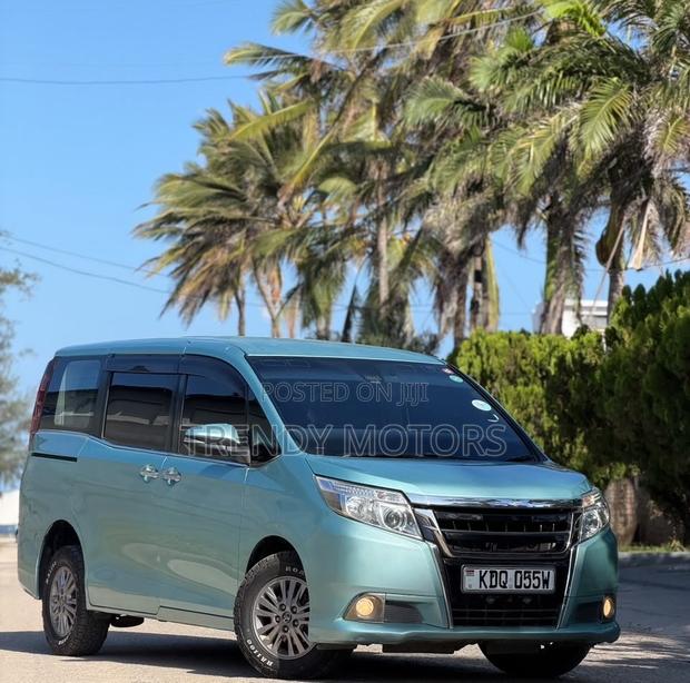 Toyota Esquire 2017 Green