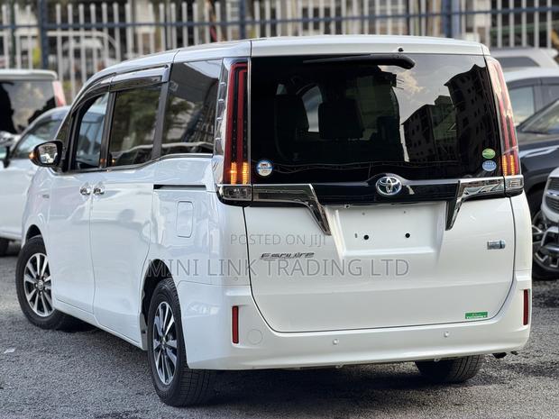 Toyota Esquire 1.8 FWD Hybrid (7 seater) 2019 Pearl