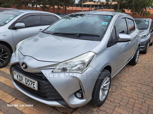 Toyota Vitz 2017 Silver