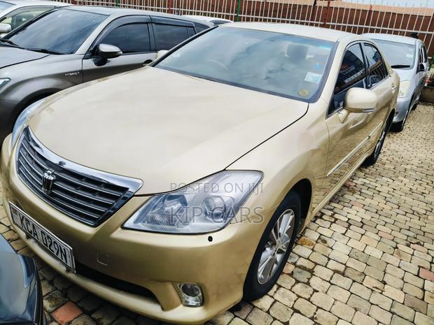 Toyota Crown 2010 Gold