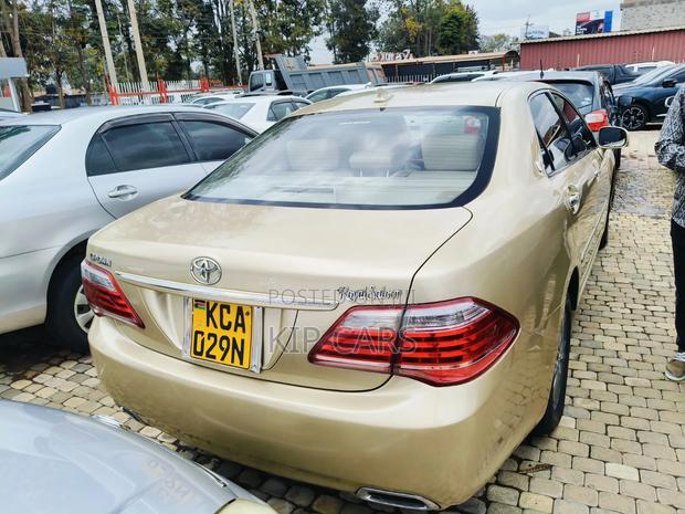 Toyota Crown 2010 Gold
