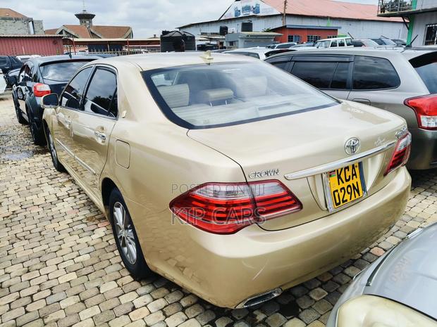 Toyota Crown 2010 Gold