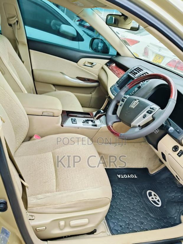Toyota Crown 2010 Gold