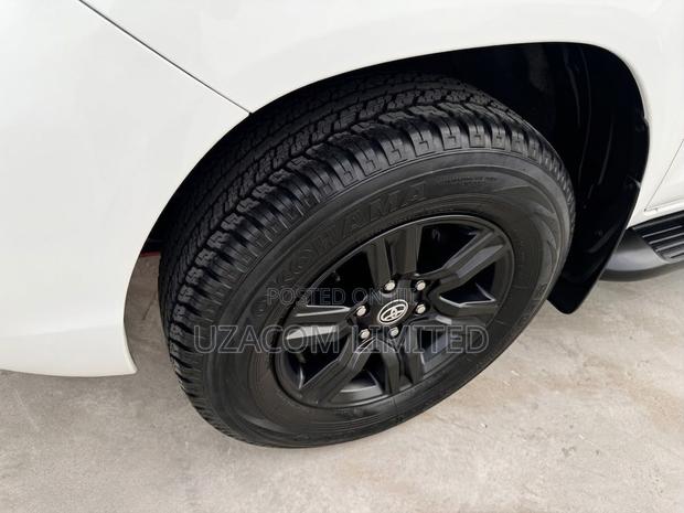 Toyota Hilux 2021 White