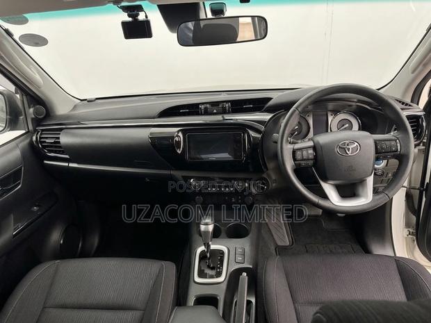 Toyota Hilux 2021 White