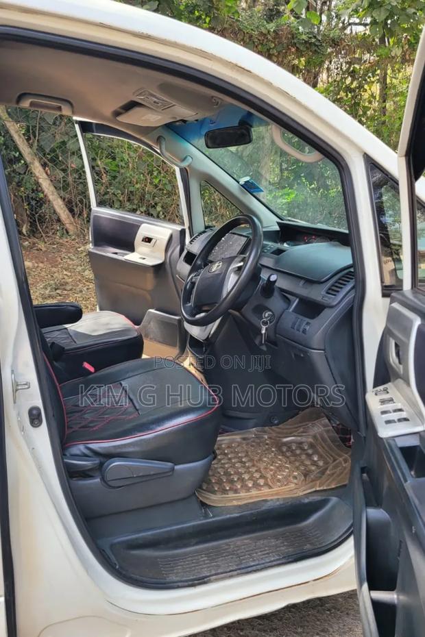 Toyota Noah 2.0 158hp FWD (8 Seater) 2012 Pearl